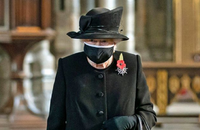 Кралица Елизабет II се появи за първи път с маска на публично място