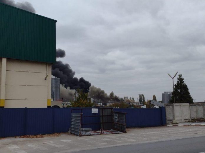 Голям пожар в завод в Катуница, евакуираха 100 души