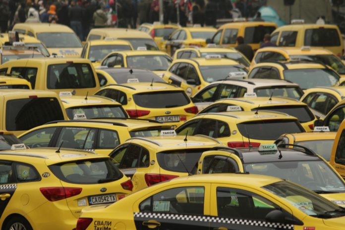 Таксиметровите шофьори на общонационален протест.  Три лъча блокират София