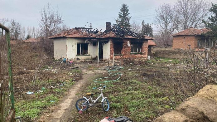 Пожар остави без дом семейство с две деца от Българене (СНИМКИ)