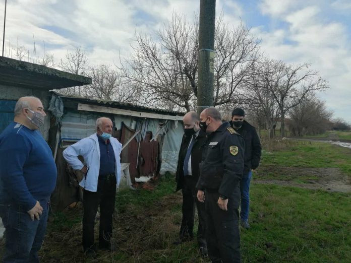 Пребиха и ограбиха възрастен мъж край Нова Загора