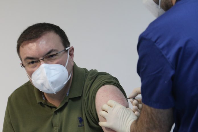 Започна ваксинацията в България, Министър Ангелов и ген. Мутафчийски са първите със защита