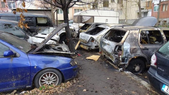 Седем автомобила и каравана изгоряха в Благоевград, разследват умишлен палеж