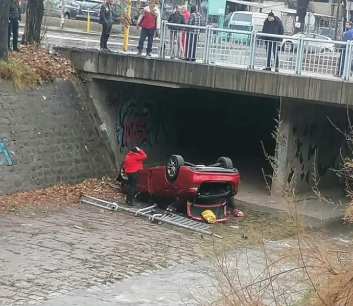 Кола падна по таван в канала на Владайската река