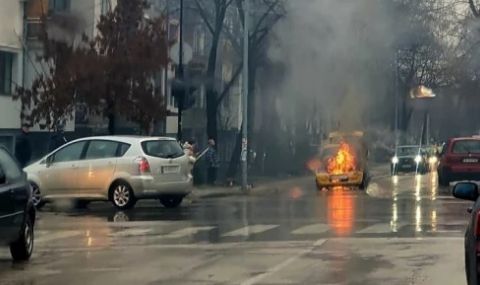Такси пламна в движение на оживена улица във Видин