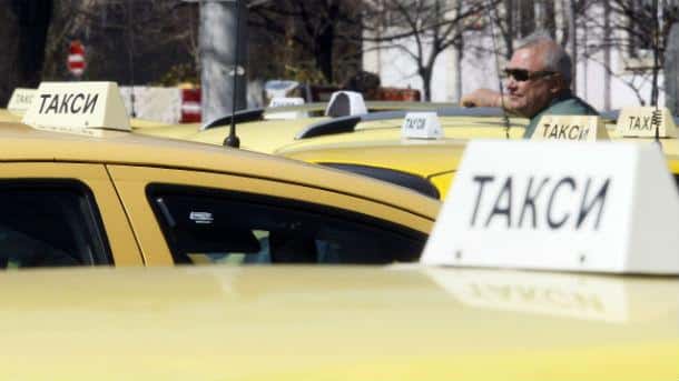 Таксиметрови шофьори на протестно шествие в Търговище