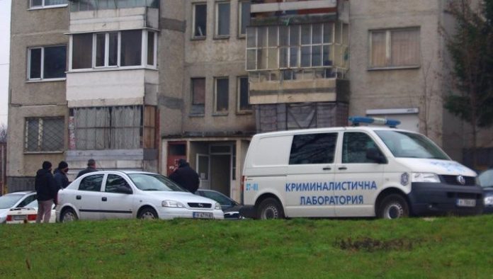 Зверско убийство: Мъж удуши болната си жена в Смядово