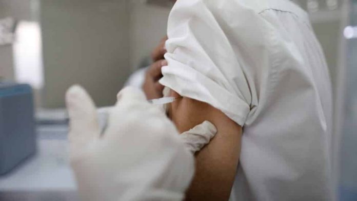 Държавата плаща по 10 лв на лекарите за поставяне на доза от ваксината срещу COVID-19