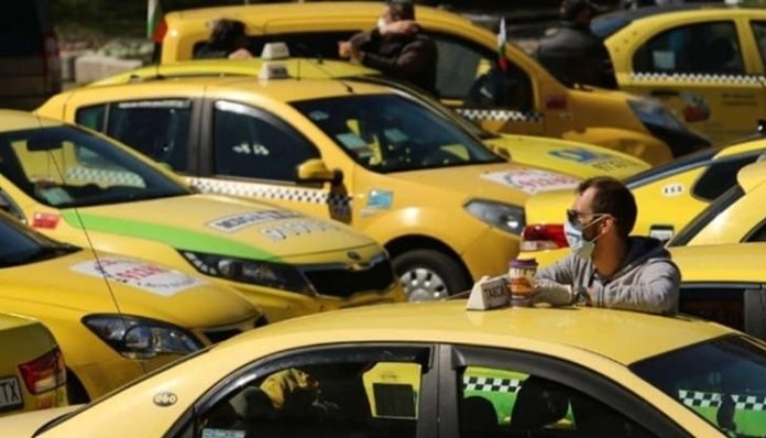 Таксиметровите шофьори настояват за отваряне на заведенията, за да работят