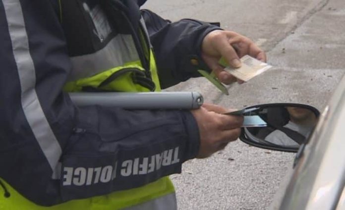 15-годишен зад волана опита да подкупи полицаи с 50 евро