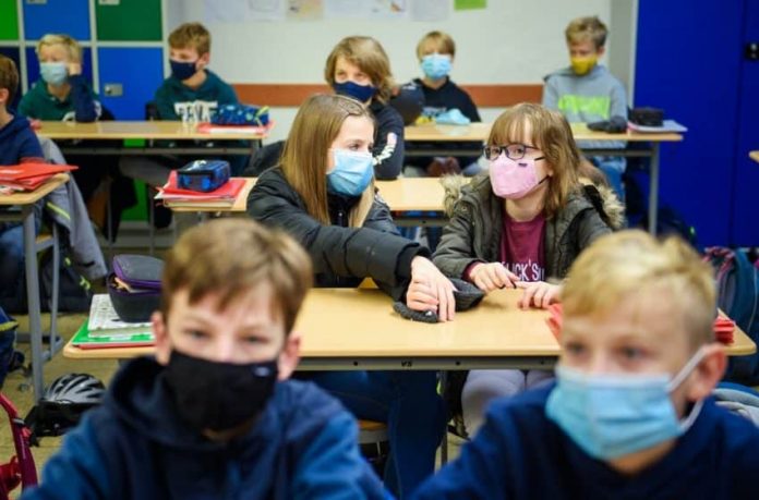 Вълчев: Не можем да чакаме края на пандемията, учениците се връщат в клас