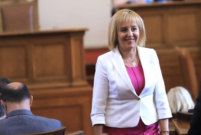 Мая Манолова влезе в историята на парламента