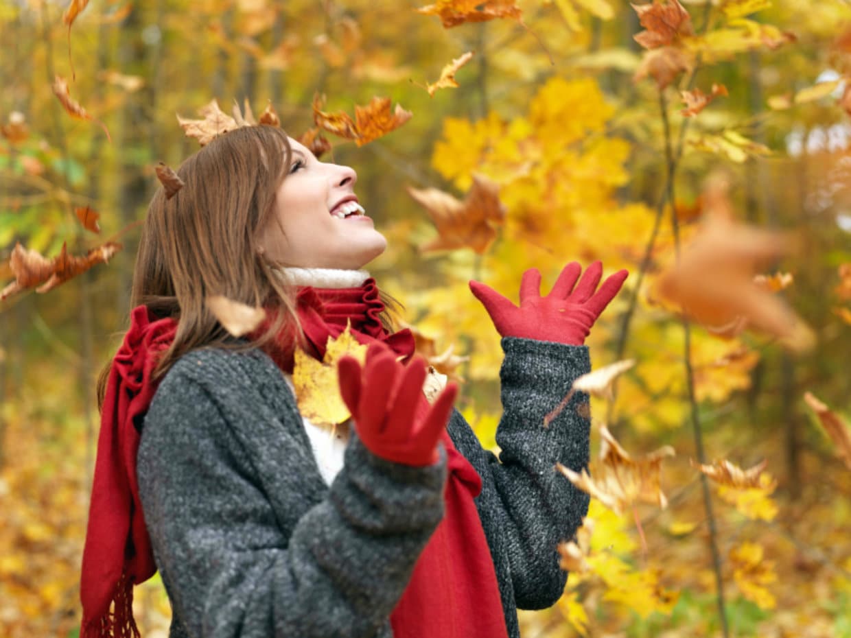 Осенний воздух свеж. Осенняя радость. Осенняя женщина. Счастливой осени. Осень люди.