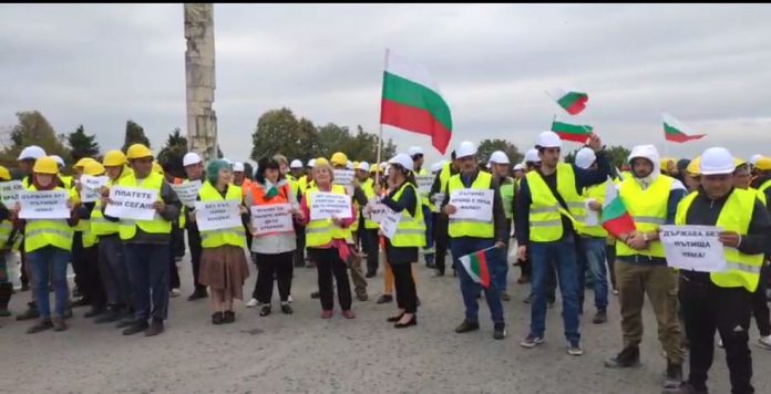 Пътните строители спират с протестите