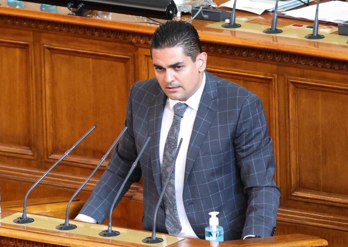 Радостин Василев не си дава имунитета, парламентът създава комисия по случая