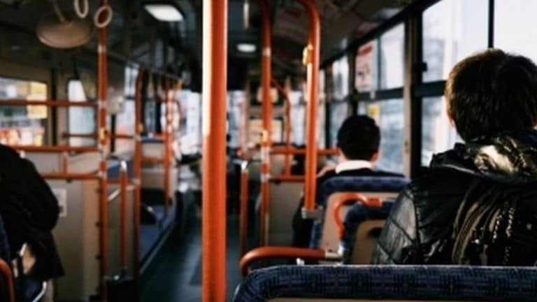 От днес: Учениците до 10 години пътуват безплатно с градския транспорт