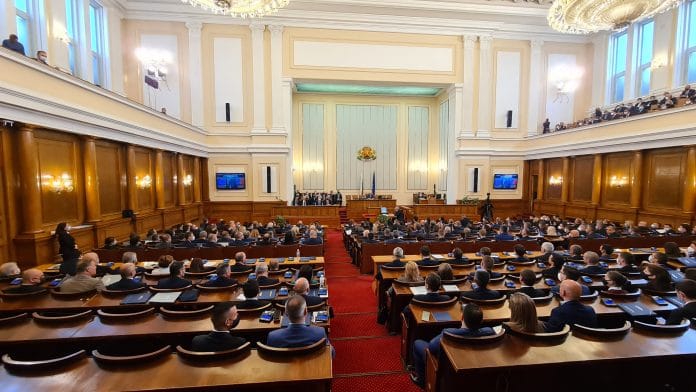 Парламентът гласува вота на недоверие срещу правителството
