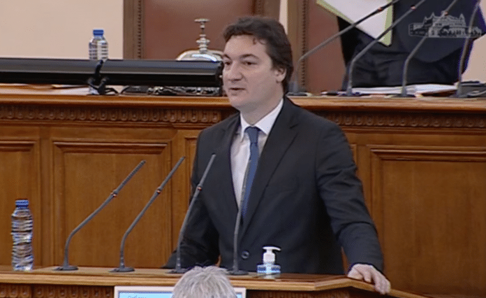 Депутатите ще изслушат Крум Зарков заради охраната на Сарафов
