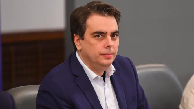 Асен Василев на разпит в прокуратурата заради Радостин Василев
