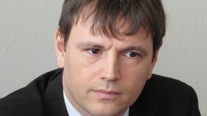 Въпреки рокадите: Георги Стоилов се бетонира в 