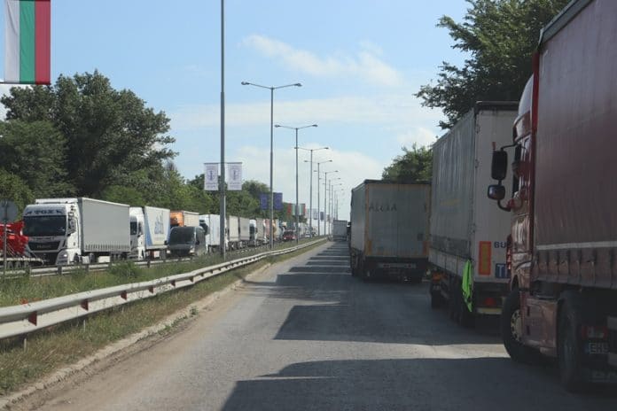 Тираджия почина в камиона си, докато чака на Дунав мост