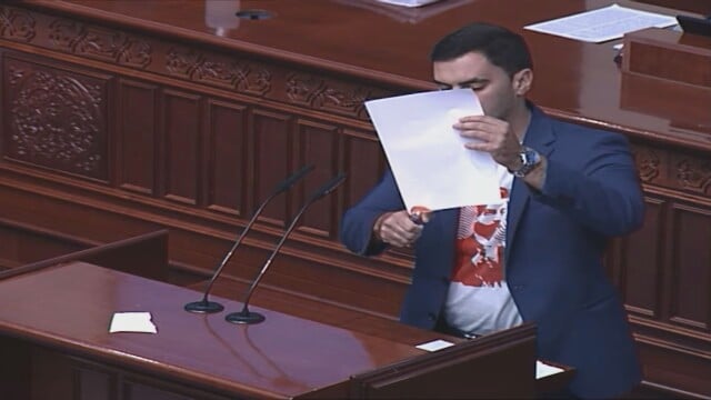 Ескалации в парламента на Северна Македония: Депутат изгори френското предложение