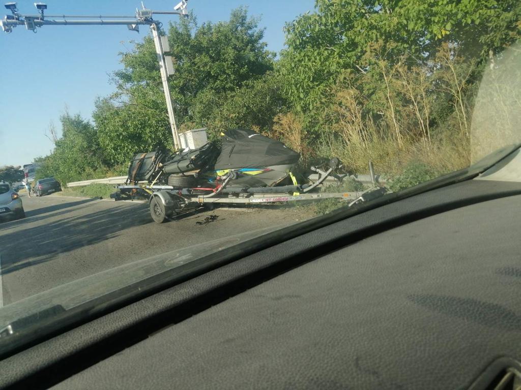 Ремарке на украински джип се откачи и вряза в автомобил в района на Мидата