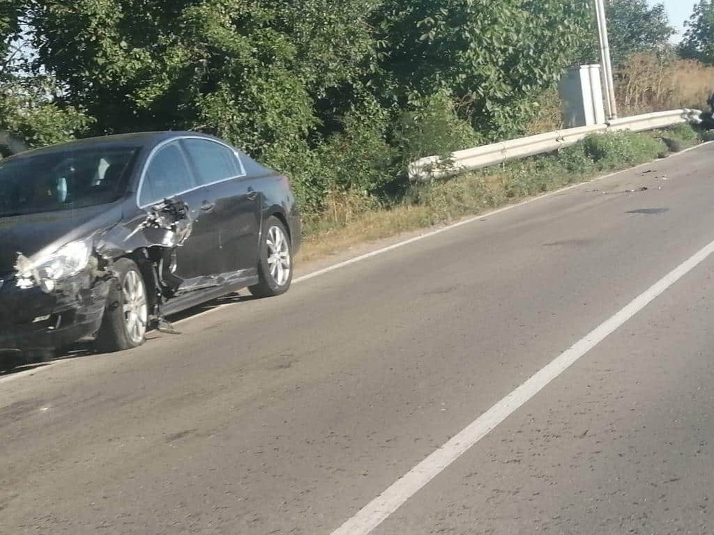 Ремарке на украински джип се откачи и вряза в автомобил в района на Мидата