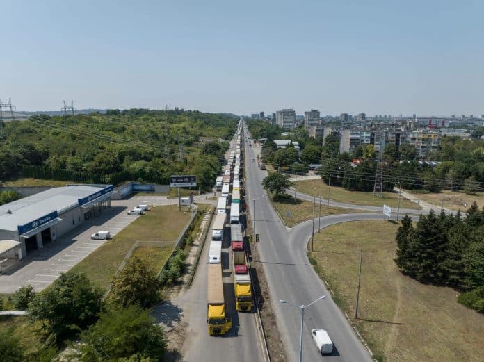 Шофьорите отново чакат денонощие, за да преминат „Дунав мост” при Русе