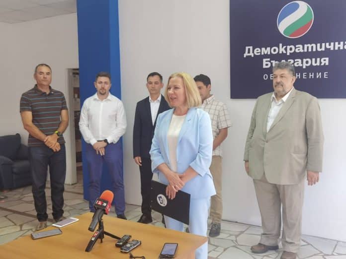Водачът на “Демократична България” в Русе Надежда Йорданова представи листата на разумния избор