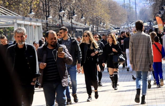 Евробарометър: Българите най-силно обезпокоени от нарастващите разходи за живот