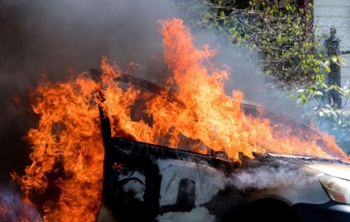Пожар изпепели автомобил пред къща във Ветово