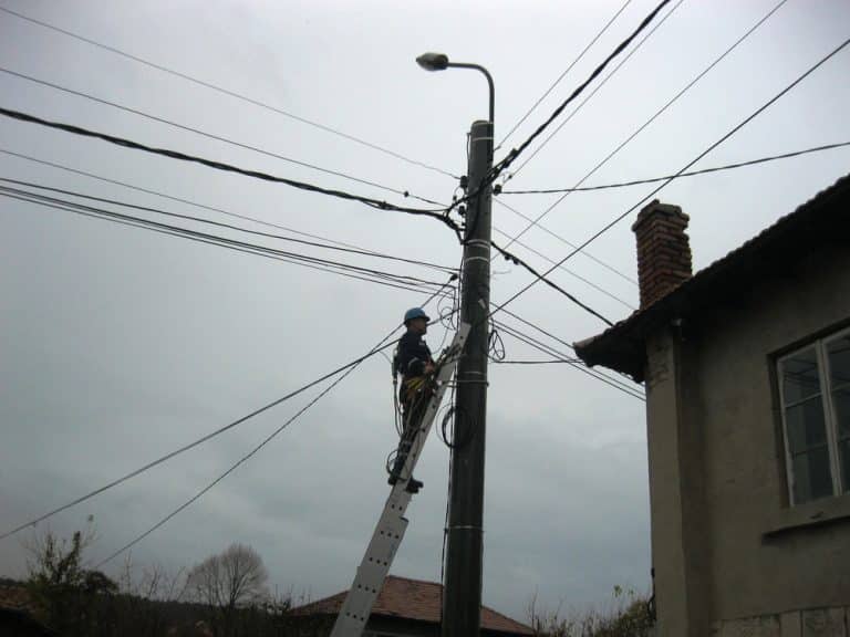 С 50 бона подмениха електрическата мрежа в Басарбово
