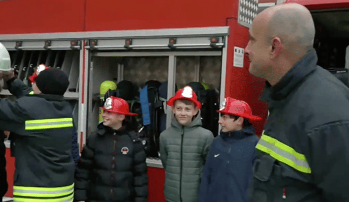 Пожарникари в Русе влязоха в ролята на Дядо Коледа