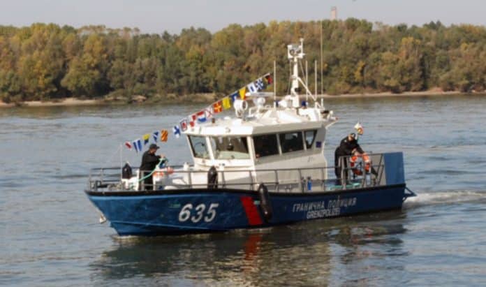 Издирват 70-годишен моряк, паднал във водите на Дунав край Сандрово