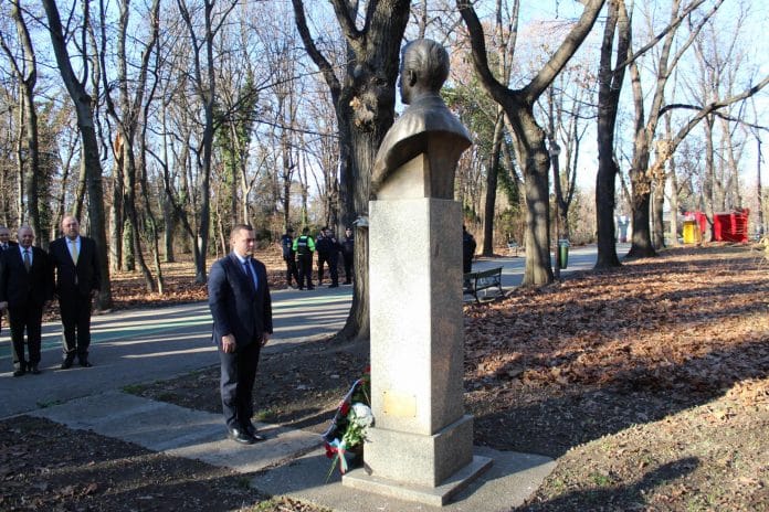 Пенчо Милков поднесе цветя на паметника на Христо Ботев в Букурещ