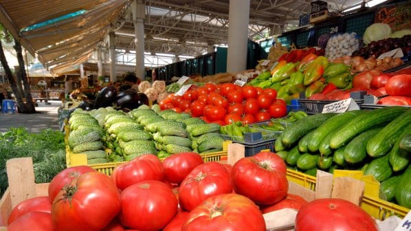 Щандовете в Русе са пълни с турски домати