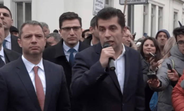Депутати излязоха на протеста на КНСБ и КТ „Подкрепа”, освиркаха Кирил Петков
