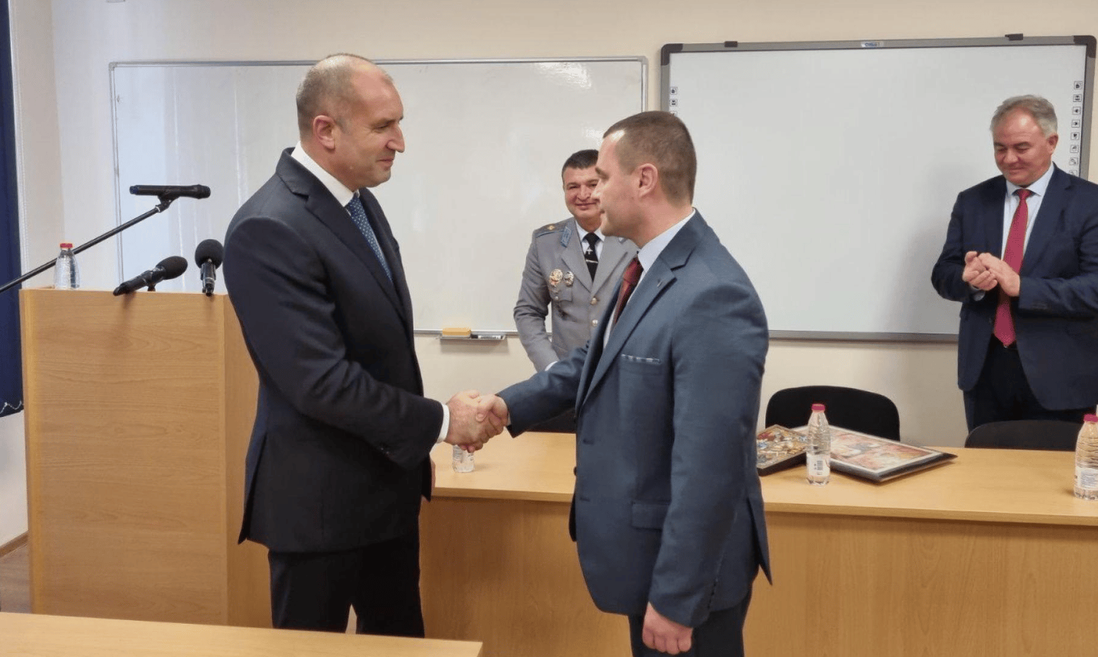 Пенчо Милков редом до президента Радев на откриването на новата учебна база на Висшето военновъздушно училище в Плевен