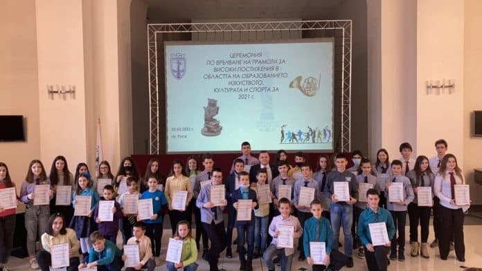 Община Русе награждава 112 даровити ученици с паричен стимул