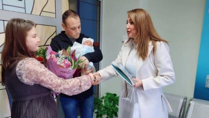 Златомира Стефанова ориса първото русенче, родено през новата 2023