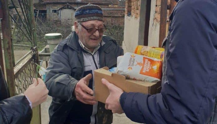 23 семейства в Русенско получиха храни от младите ротарианци