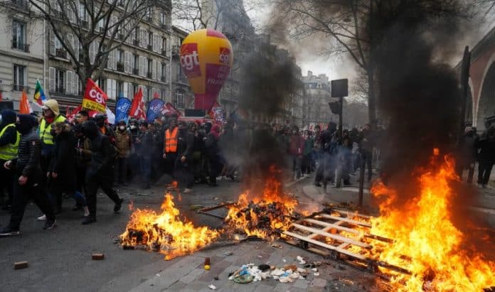 Огнени протести във Франция: 2 милиона души по улиците срещу Макрон
