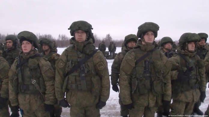 Руски резервисти са въоръжавани с лопати заради недостиг на боеприпаси