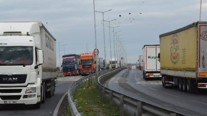 Комисията по транспорт на ЕП одобри камионите по границата да се обработват до максимум 1 минута