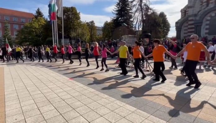 Над 600 танцьори ще извият благотворително хоро в Русе
