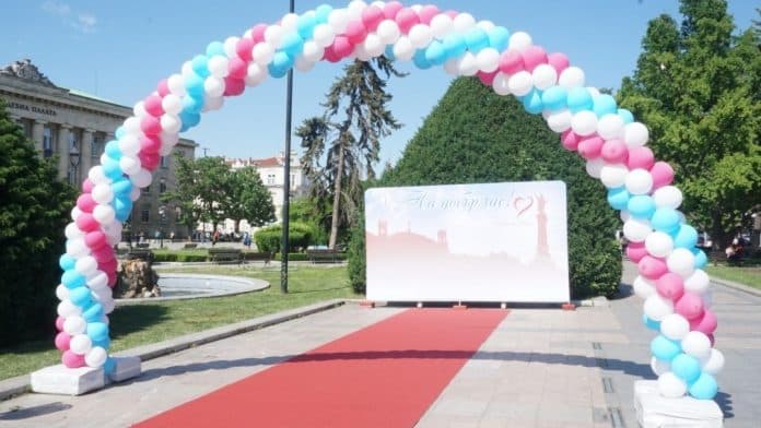 Русе посреща абитуриентите от Випуск 2023 с арка, червен килим и празнична украса