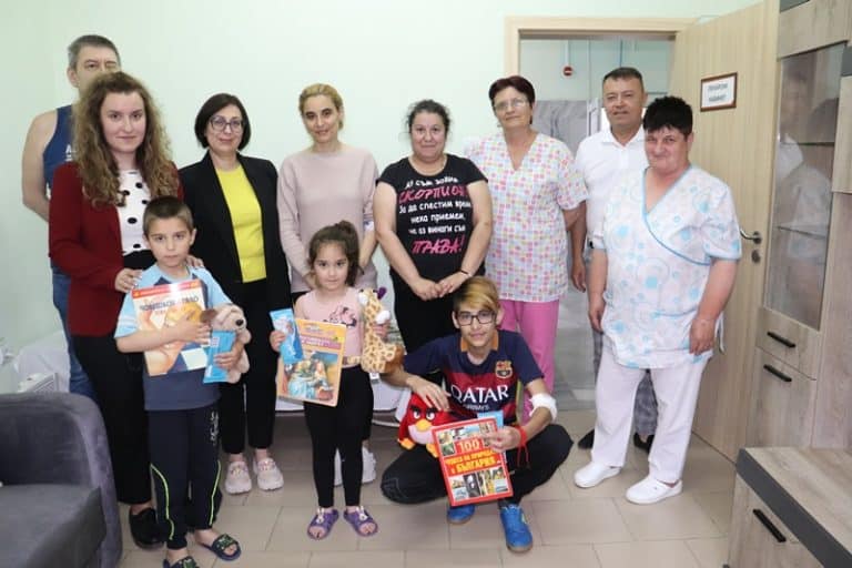 От областната администрация в Русе зарадваха децата в болницата в Бяла