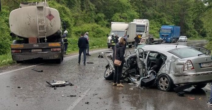 Цистерна и лека кола катастрофираха на пътя Русе - Бяла