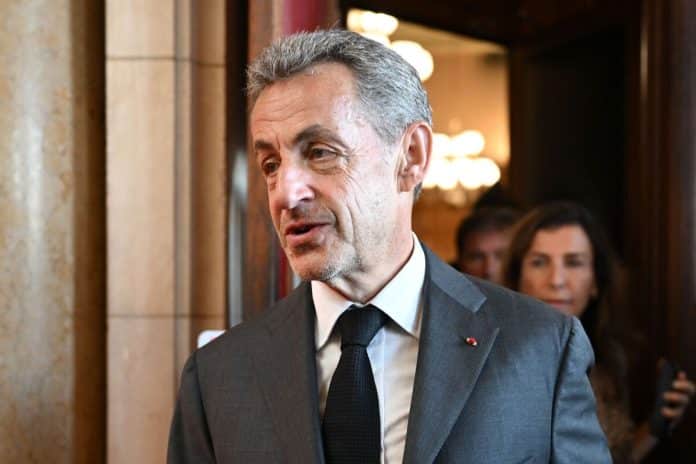 Осъдиха Саркози за корупция, ще носи електронна гривна